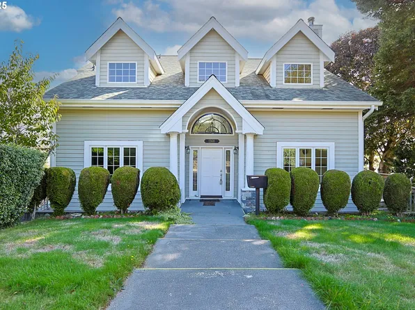 1368 Bayview St, North Bend, OR 97459