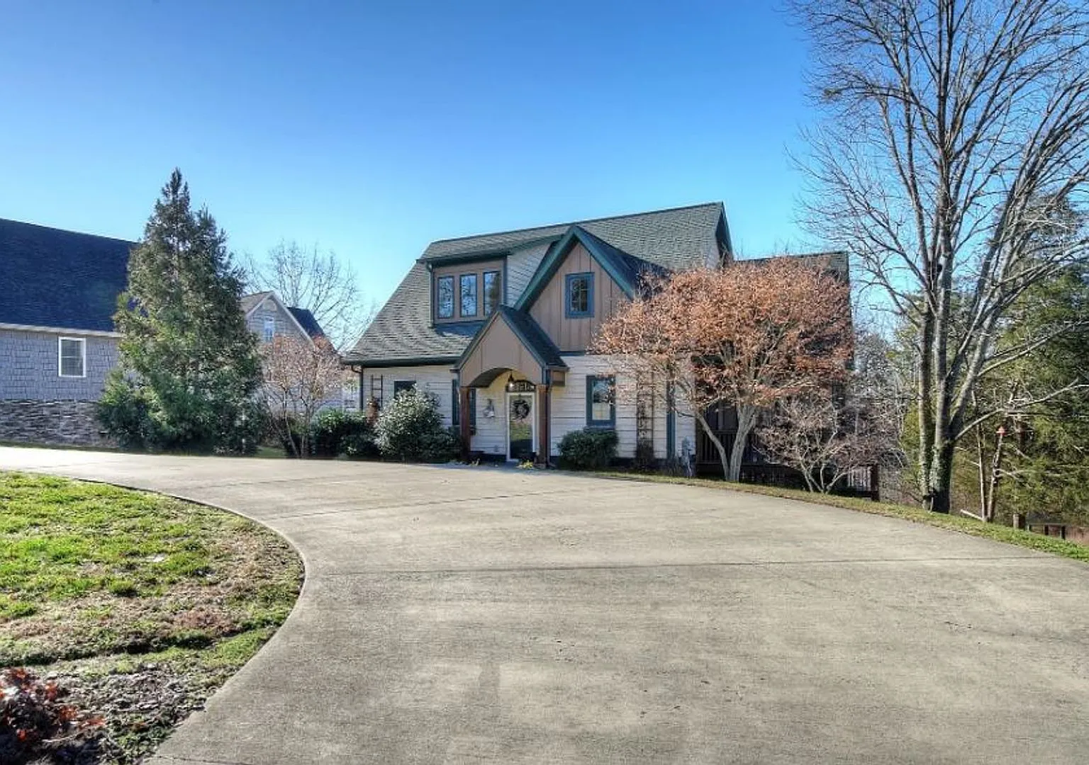Gorgeous Lake House! 3 Bedrooms/3.5 Baths On Boone Lake $3,900 Monthly — Photo 4
