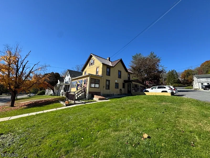3 bed, 2.0 bath, $2,500 — Photo 2