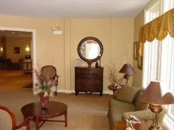 605 Barrington Ave APT 104, East Dundee, IL 60118
