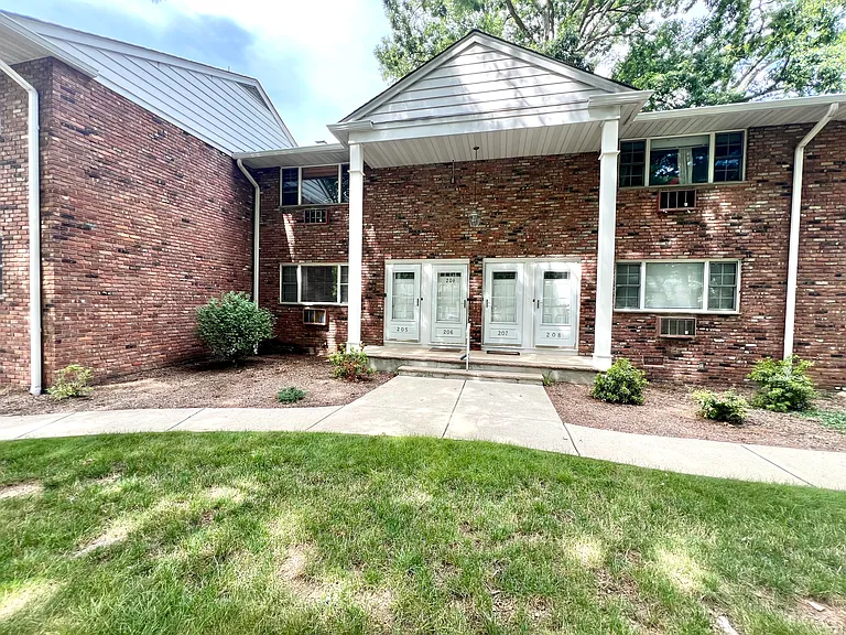 205 Washington Dr #205 — Photo 1