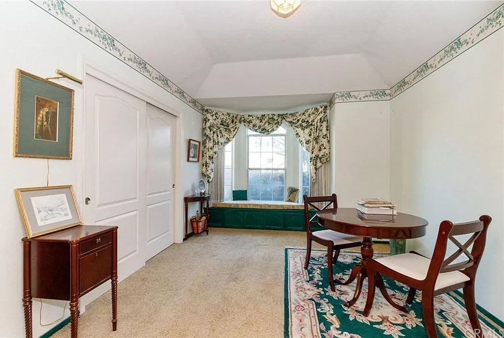 4 bed, 2325 sqft, $2,950 — Photo 3