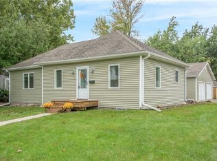 907 W 4th St, Pella, IA 50219