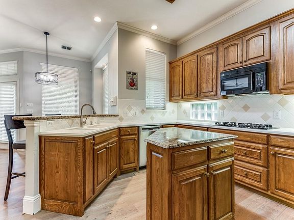 4th image of 1129 Creekwood Dr