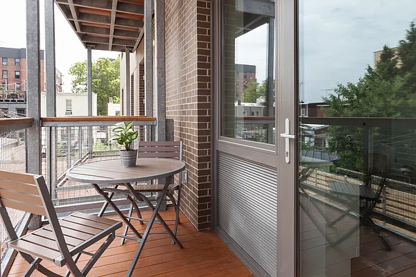 Rented by Lisa Management | media 37