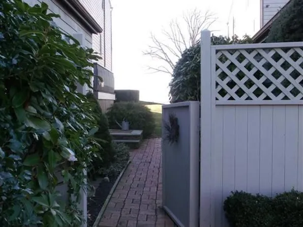 30 Seabreeze Ln, Bristol, RI 02809