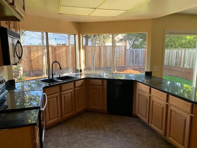 984 Sonora Ave — Photo 2