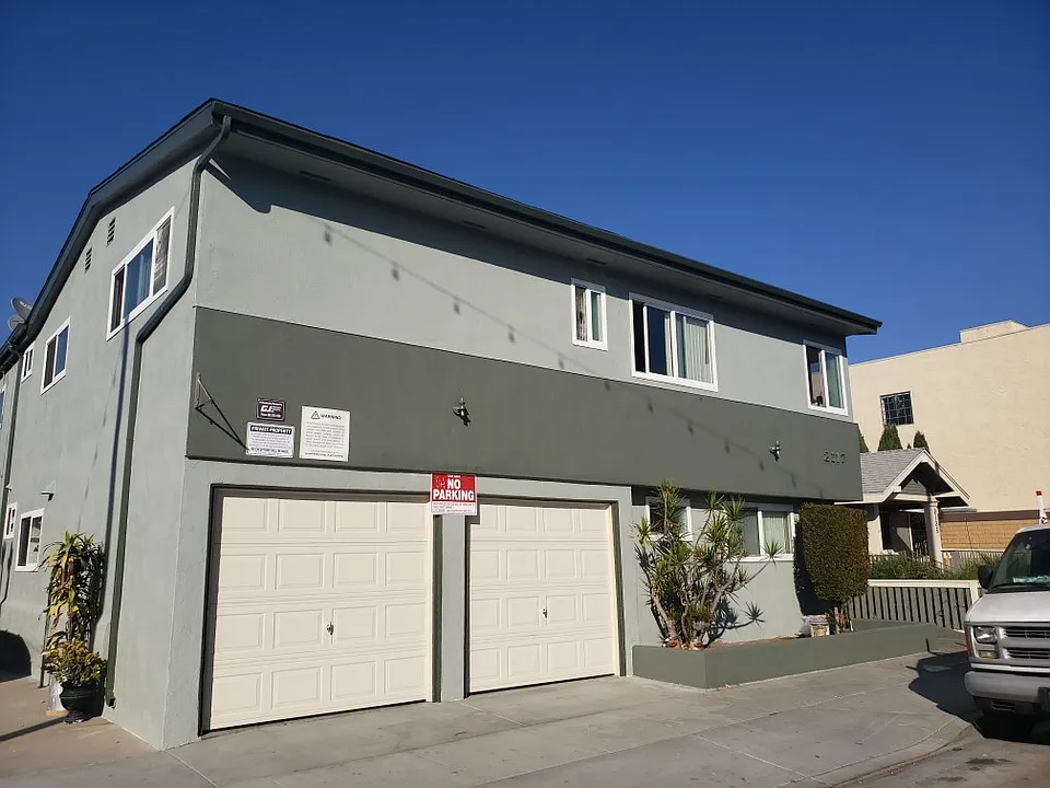 2117 E 4th St #3