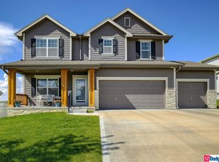 11032 Superior Dr, Papillion, NE 68046