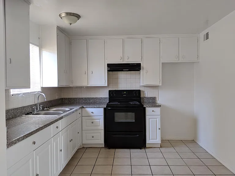 2121 California Ave — Photo 7