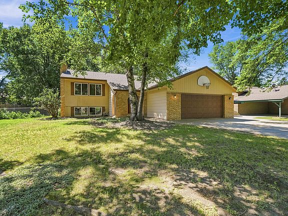 2nd image of 936 97th Ln NE