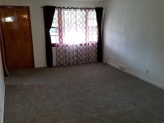 4th image of 2302 Niagara St