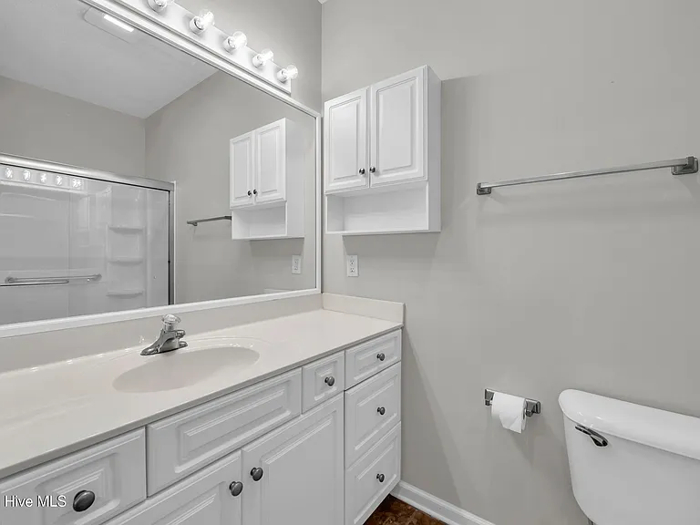 136 N Palm Dr — Photo 8