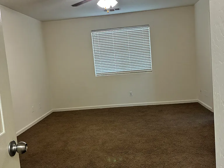 748 S Douglas Ave — Photo 10