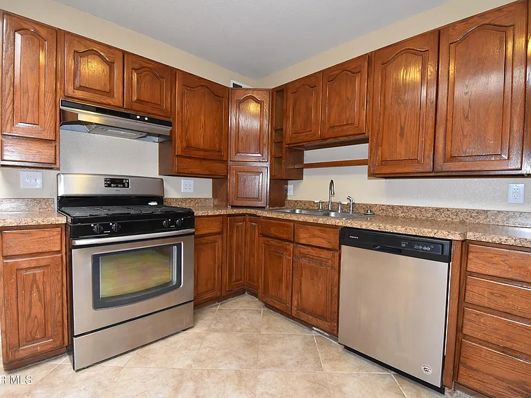 807 Poplar St — Photo 13