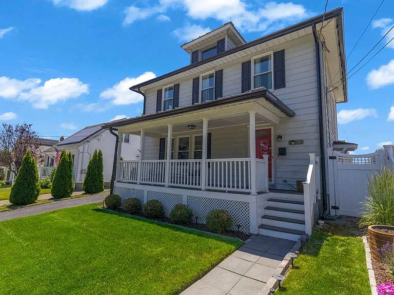44 Hazelwood Ave — Photo 2