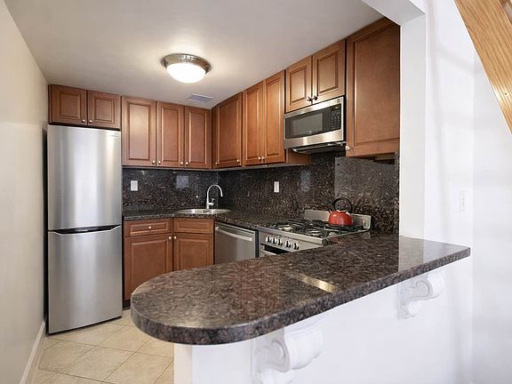 3rd image of 144 W 75th St APT 4B
