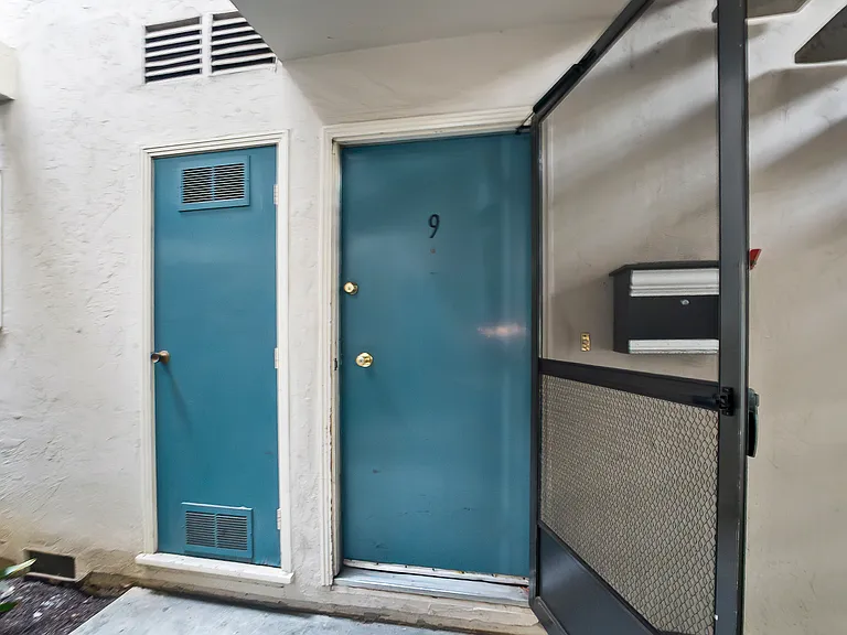 Curtner Villa Apartments — Photo 36