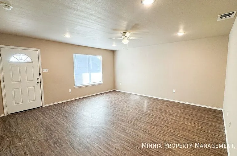 2406 N Avenue O — Photo 5