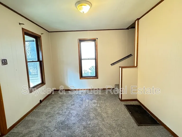 391 E Voris St — Photo 2