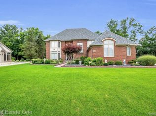 48272 River Way Dr, Canton, MI