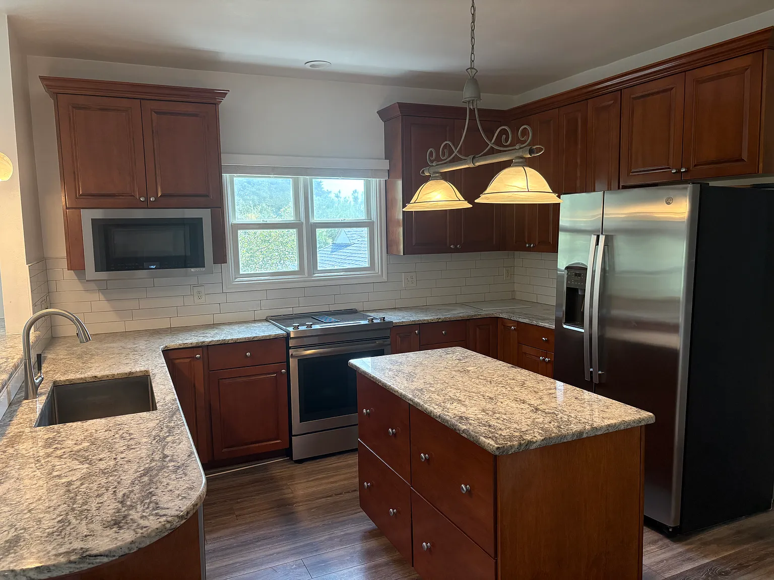 3 bed, 3.5 bath, 2600 sqft, $4,000 — Photo 1