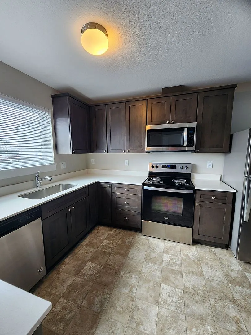 #411 Plymouth Apartments — Photo 2