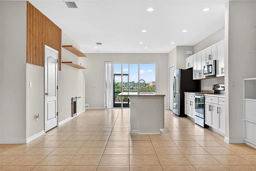 3 bed, 2.5 bath, 1822 sqft, $2,200 — Photo 2