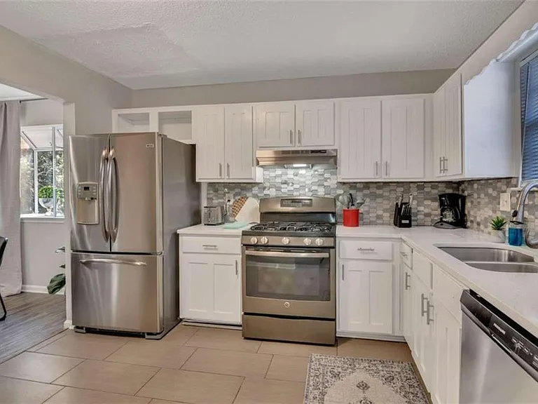1200 Falling Water Dr SE — Photo 7
