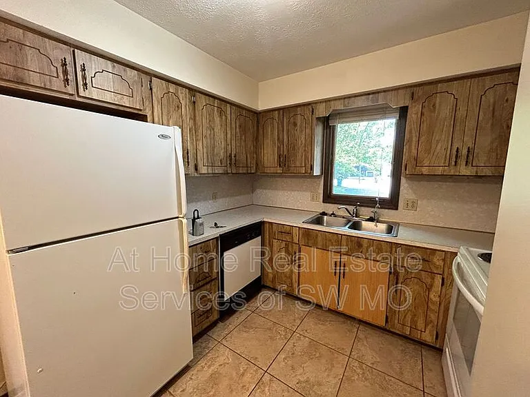 522 E Latoka Ct — Photo 5