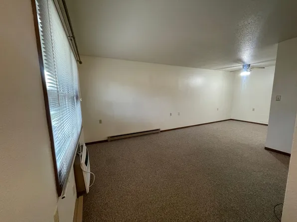 Village Court, 910 E Adams St APT 5C, Washington, IA 52353