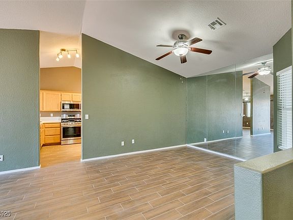 3rd image of 904 Big Horn St