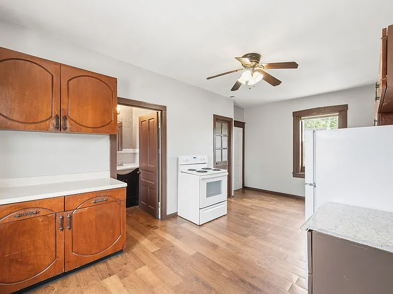 511 W Schirmer St #2F — Photo 15