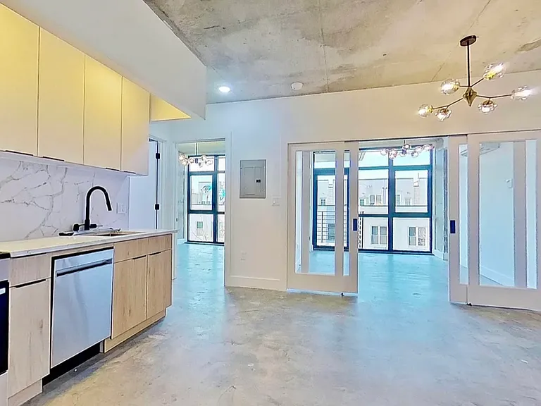 29 Montrose Ave #3R — Photo 1