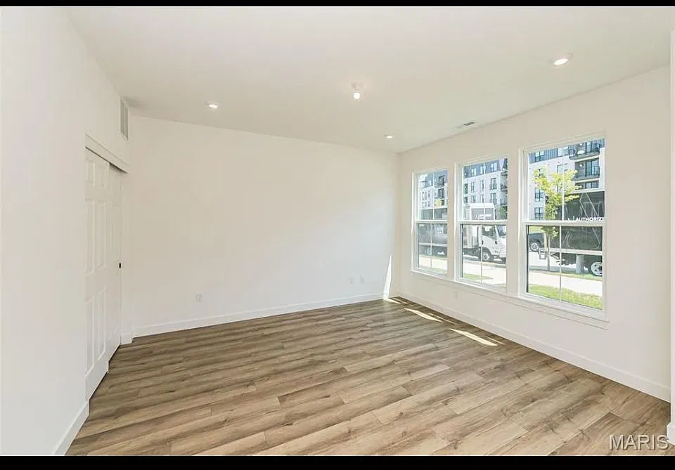 3 bed, 3.5 bath, 2400 sqft, $4,400 — Photo 4