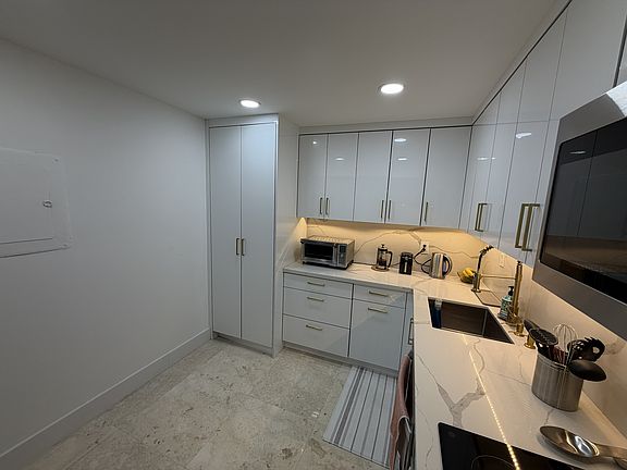 4th image of 1420 Brickell Bay Dr APT 1108