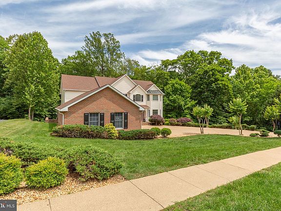 5th image of 1001 Featherston Ct