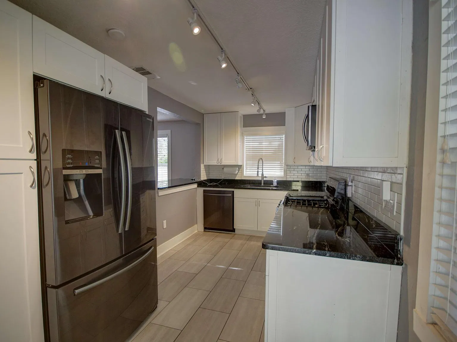 2 bed, 712 sqft, $2,095 — Photo 3