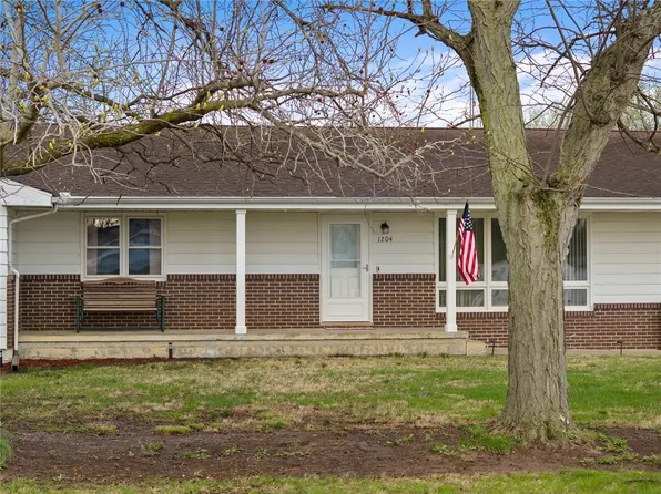 1204 S 11th St, Marshall, IL 62441