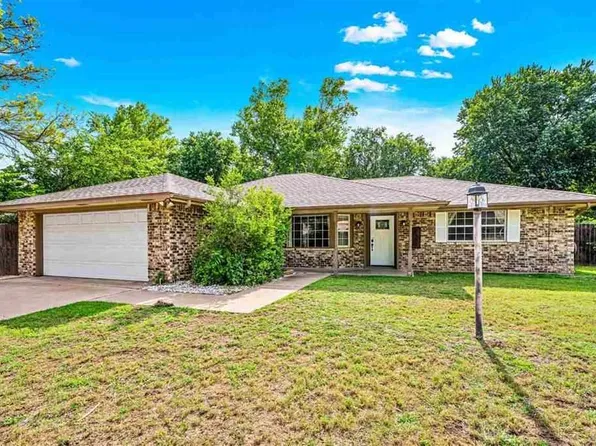 2304 NE Village Dr, Lawton, OK 73507