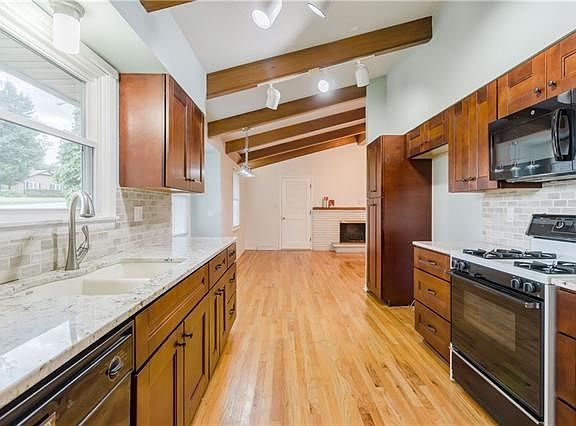5th image of 3318 NW Oakcrest Dr