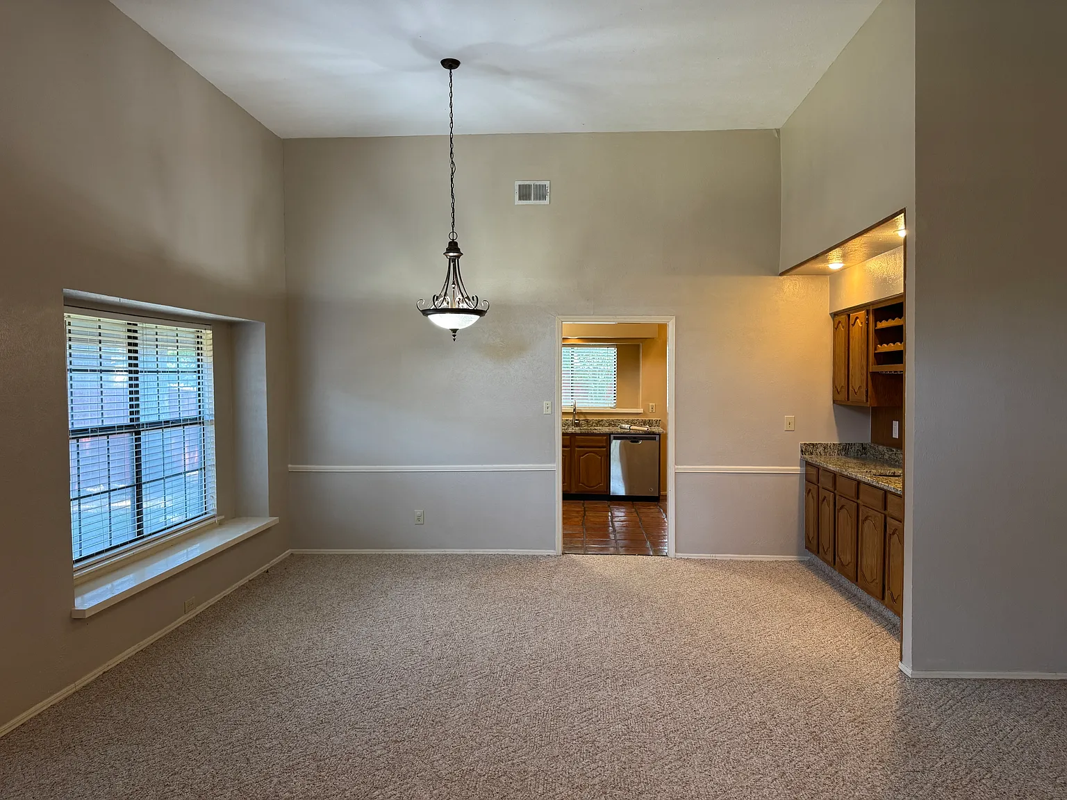 3 bed, 1948 sqft, $2,395 — Photo 2