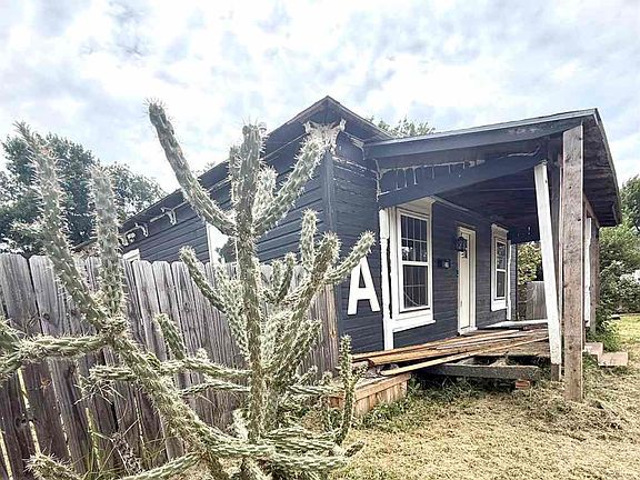 3rd image of 320 S Walnut Ave