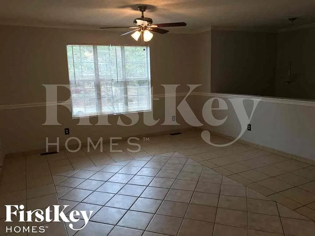 3 bed, 3.0 bath, 1184 sqft, $2,165 — Photo 3