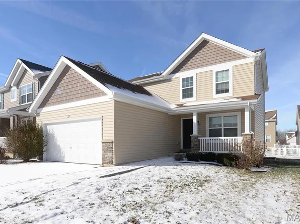 227 Pecan Bluffs Dr, Wentzville, MO 63385