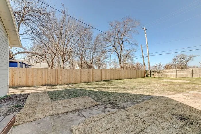 2635 E 8th St — Photo 26