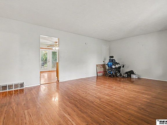 4th image of 9709 Ellison Ave