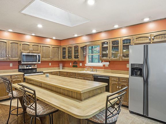 2nd image of 172 Hidden Oaks Trl NE