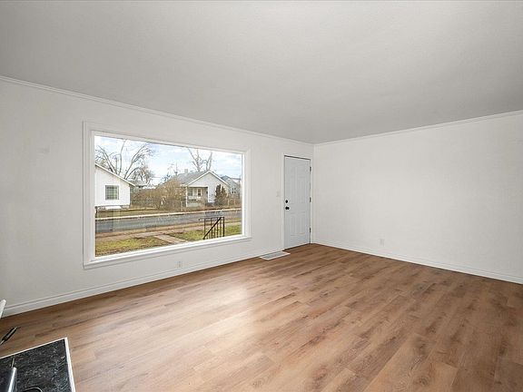 5th image of 1327 E Lacrosse Ave