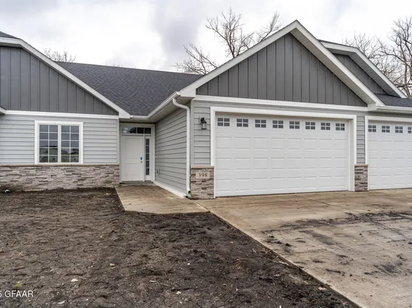 438 Cromwell Dr, Grand Forks, ND 58201